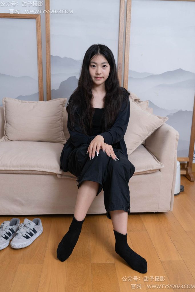 甜予摄影103期：小云-板鞋、黑棉袜、裸足、剪指甲泡脚剧情-觅颜社