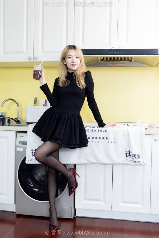 袜啵啵632期（限时送积分）：小甜豆-高跟鞋、薄黑丝（脚尖加固款）、丝袜淋满精油搓脚剧情（仅花絮版）-觅颜社