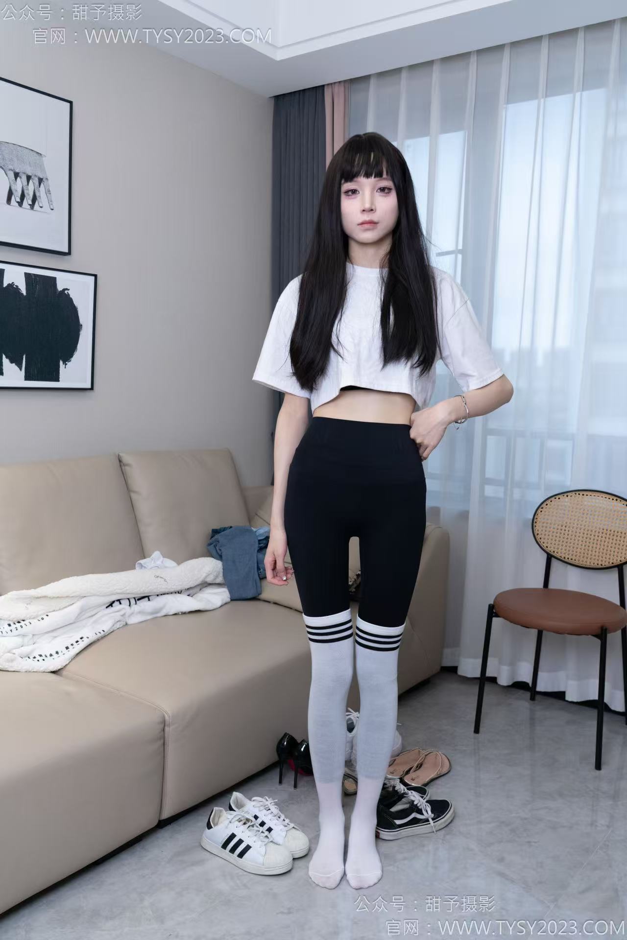 甜予摄影179期：珞珞-高跟鞋2双（黑色、透明）、板鞋3双、人字拖、白棉袜5双（小腿袜、大腿袜、长袜2双、短袜）-觅颜社