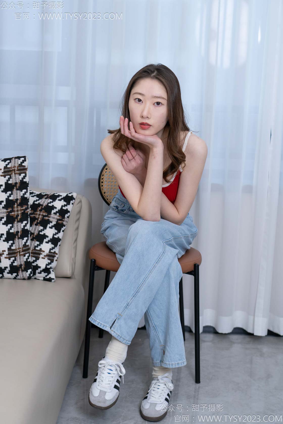 图片[2]-甜予摄影160期：番茄-板鞋、印花棉袜、裸足-觅颜社