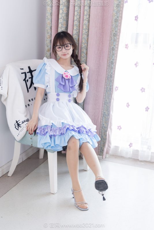 袜啵啵619期：甜甜圈-高跟凉鞋、薄肉丝（脚尖微加固款）、裸足、丝袜气垫梳和撸猫手套挠脚，裸足皮筋绑脚趾气垫梳和手挠脚剧情（仅花絮剧情版）-觅颜社