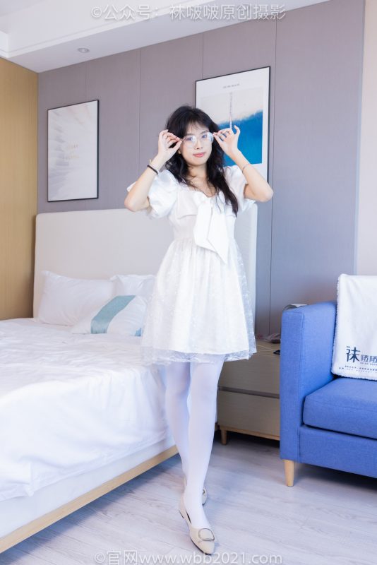 袜啵啵452期：奶油-平底鞋、帆布鞋、白棉袜、厚白丝、肉丝（脚尖加固款）、两双丝袜踩葡萄剧情-觅颜社