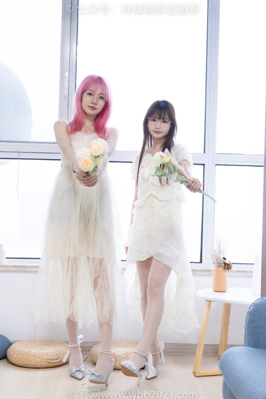 袜啵啵563期：小甜豆甜甜圈-高跟鞋、油亮白丝、裸足、穿着丝袜和光脚食物摆盘以及摸酸奶剧情-觅颜社