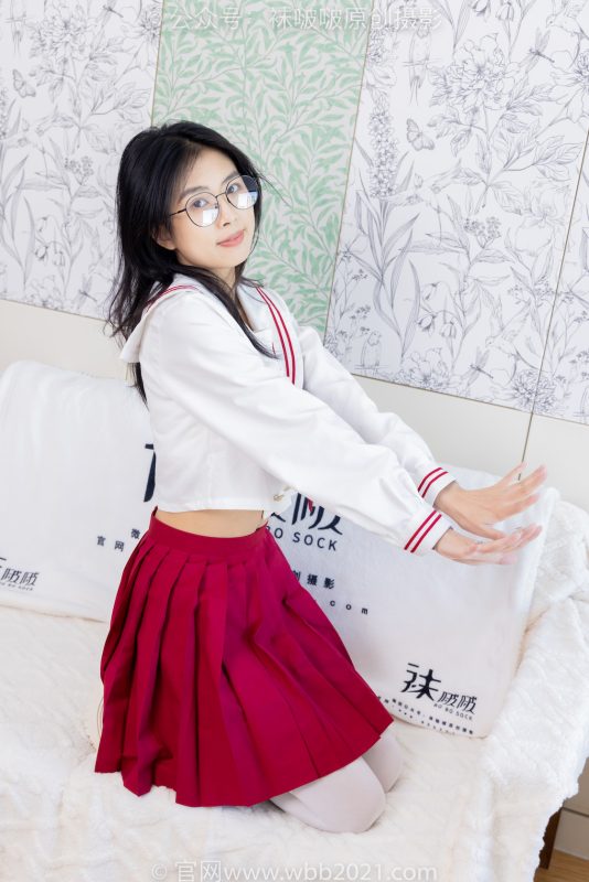 袜啵啵545期：奶油-白色马丁靴、厚白丝、jk制服、瑜伽动作时用老头乐挠脚剧情（仅花絮剧情版）-觅颜社