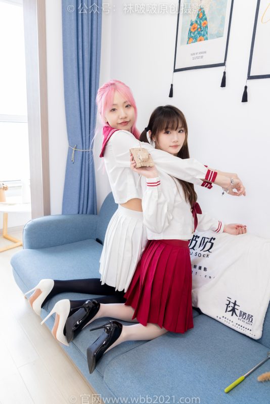 袜啵啵576期：小甜豆甜甜圈-两双高跟鞋、厚黑丝、油亮薄白丝（脚尖透明款）、裸足、巨大娘剧情（鞋、袜、裸足踩玩具军团和奶油泡芙）-觅颜社