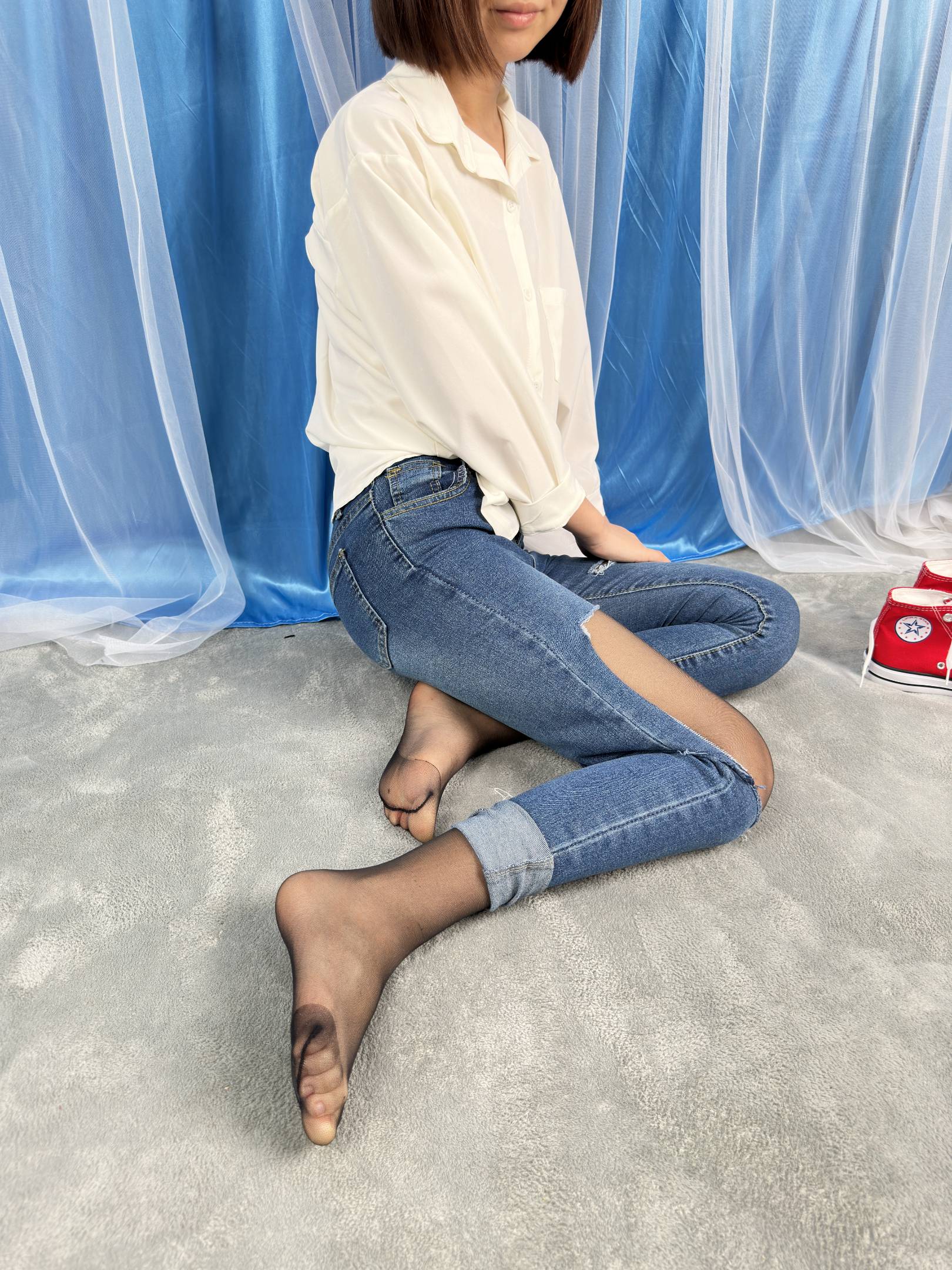 图片[2]-三禾摄影 NO.041 牛仔裤 黑丝 帆布鞋 高跟