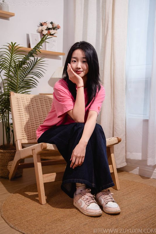 足愉心 NO.018 奶芙（牛仔长裤、运动鞋、白色棉袜、裸足） [110P-2V-16.3G]-觅颜社