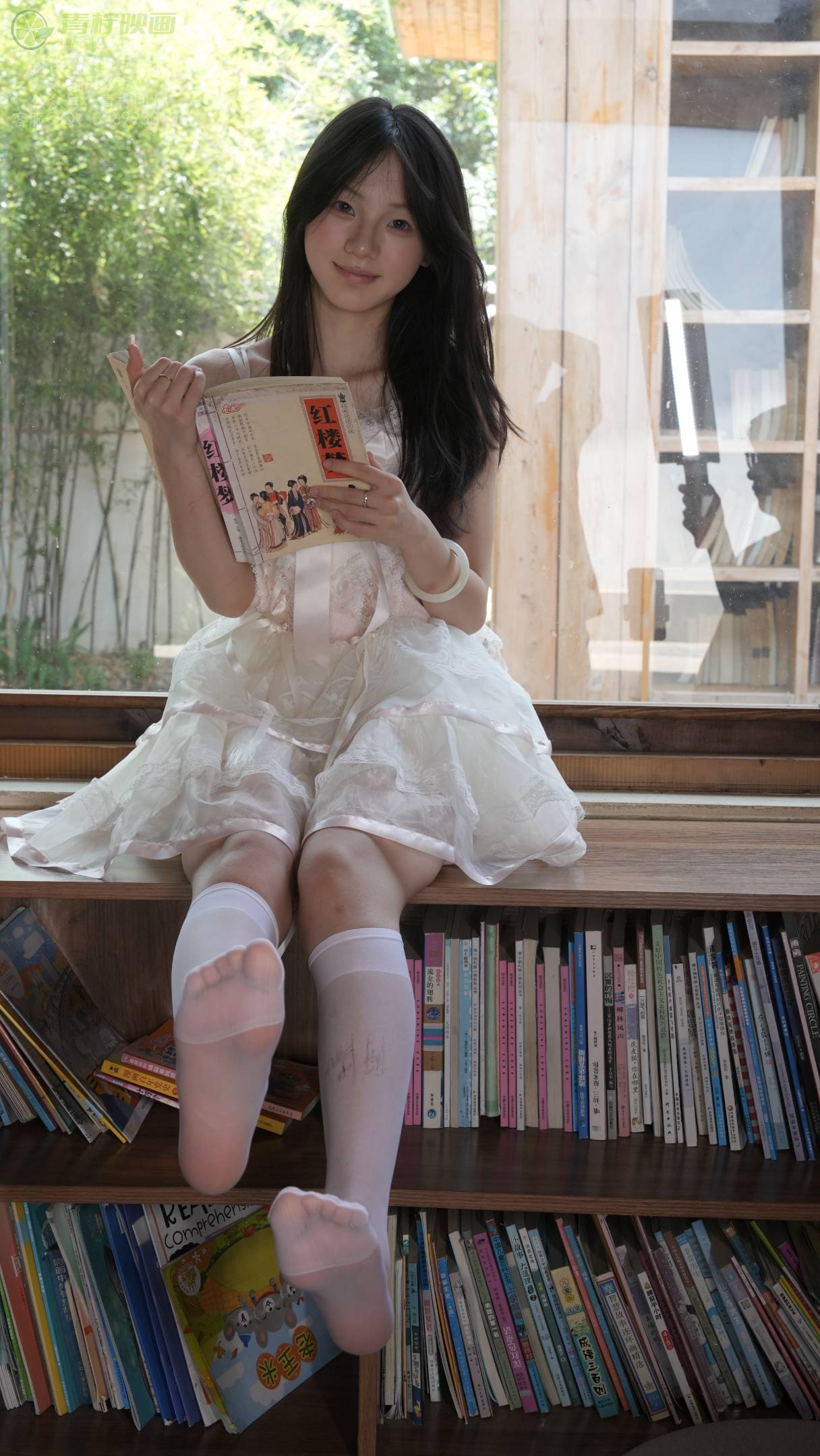 图片[2]-青柠映画 NO.032 阿慌 公主吊带连衣裙看书