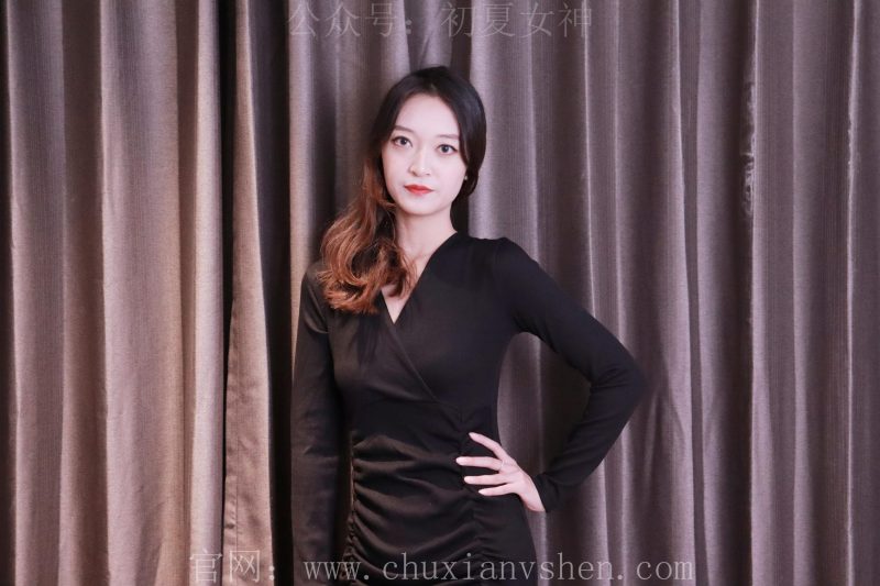 初夏女神 NO.002 依依 黑色瘦身连衣裙搭小黑皮鞋[146P-1V-3.91G]-觅颜社