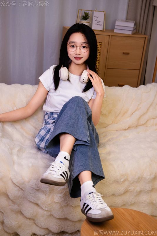 足愉心 NO.027 奶芙（牛仔长裤、德训鞋、白色棉袜、裸足） [110P-2V-19.5G]-觅颜社