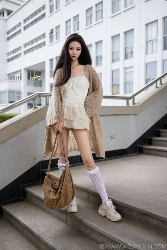 足愉心 NO.017 南南（白色吊带、运动鞋、白色丝袜、裸足） [110P-2V-9.5G]-觅颜社