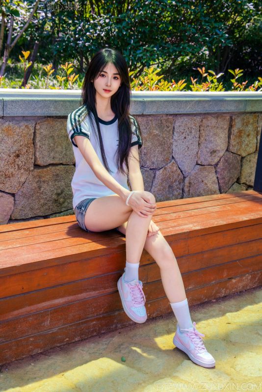 足愉心 NO.051 小瑶（T恤、牛仔短裤、白棉袜、帆布鞋、裸足）[115P-2V-12.9GB]-觅颜社