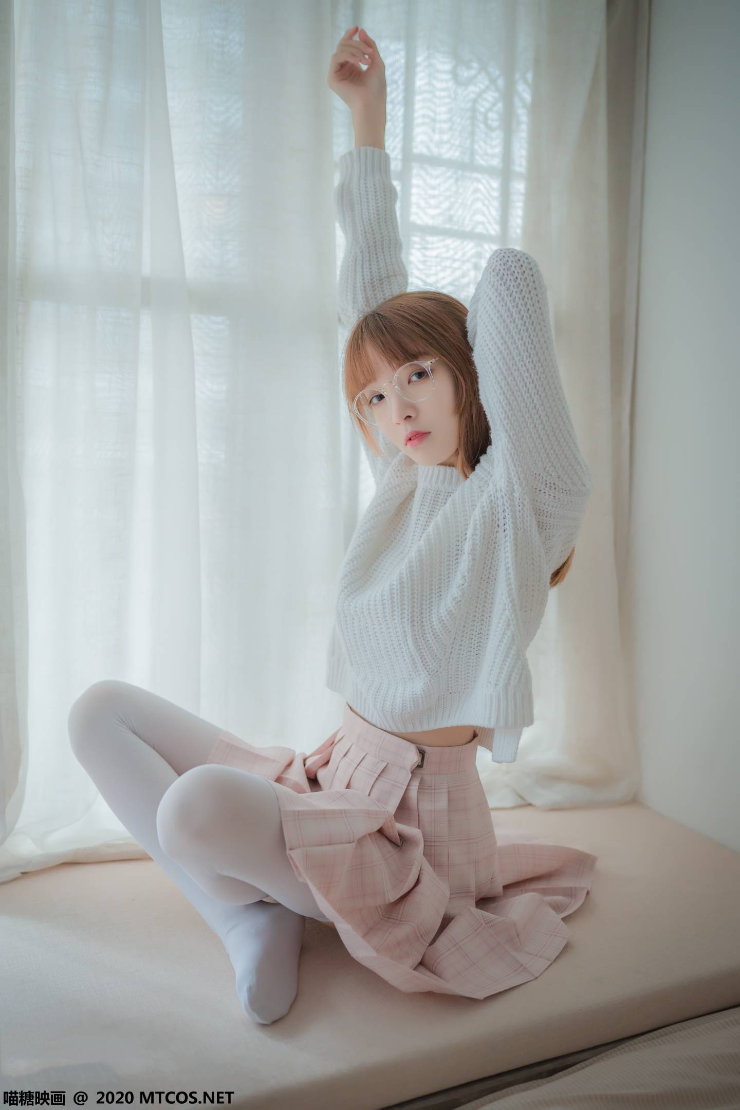 图片[2]-喵糖映画 VOL.077 粉格裙的眼镜娘