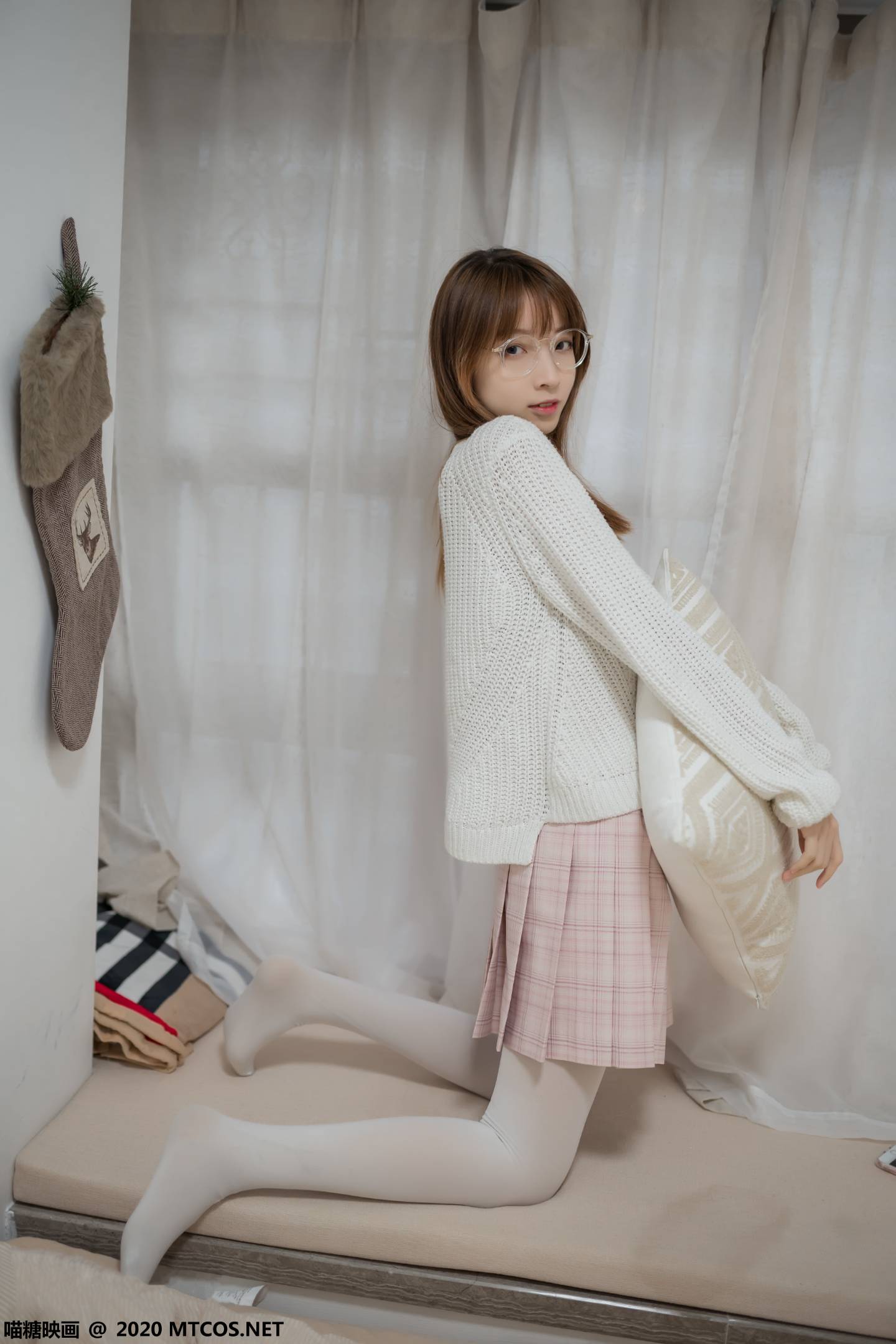 图片[6]-喵糖映画 VOL.077 粉格裙的眼镜娘
