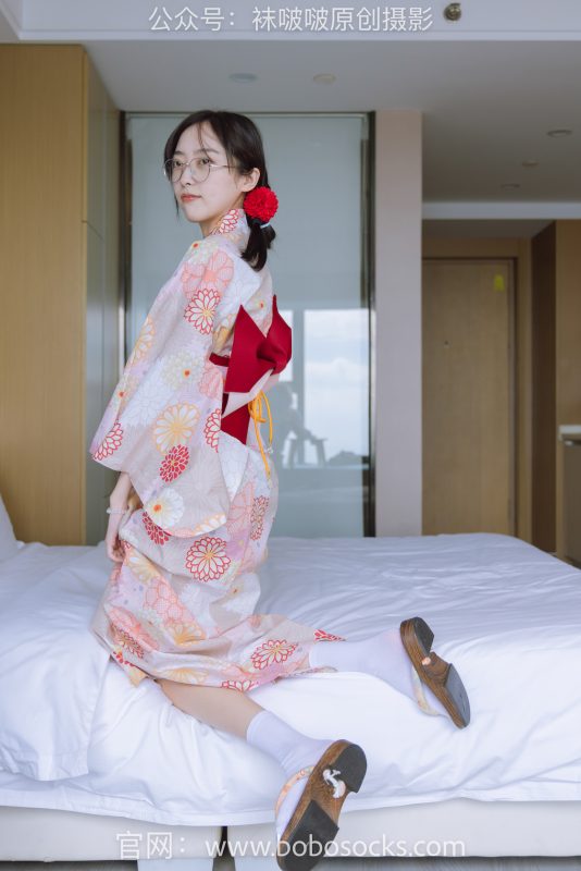 袜啵啵137期：稚予-木屐、分指白棉袜、裸足、和风浴衣-觅颜社