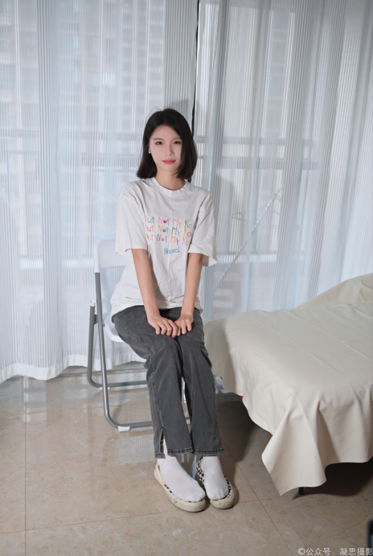 凝思摄影 NO.042 小睿-T恤、短白袜、平底鞋 [135P-1V-5.20GB]-觅颜社