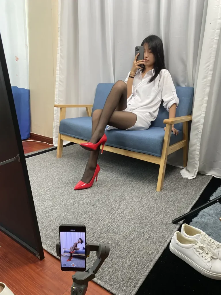 图片[2]-三禾摄影 NO.021 短裙 凉拖 帆布鞋 高跟